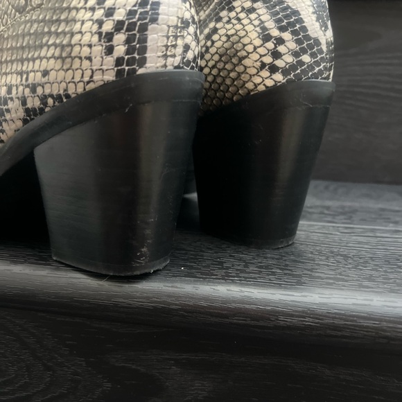 BLONDO SNAKE PRINT WATERPROOF ANKLE BOOTIES HEELS WOMENS SZ 9M Black Gray White - Picture 13 of 14